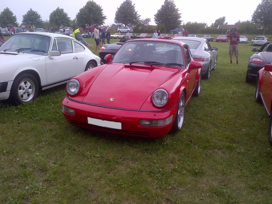 Importbil se Löddeträffen en sommarkväll med många importerade bilar