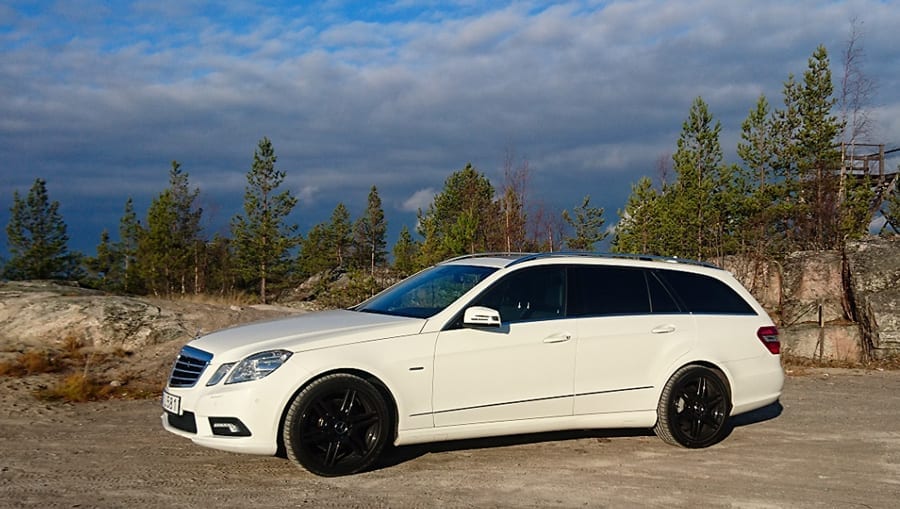 Mercedes E 350 cdi kombi en snygg bil med svarta fälgar som matchar den vita kulören väldigt bra.