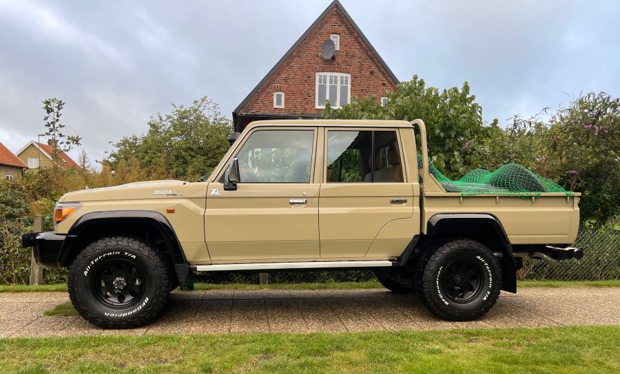 Importerad från Tyskland TOYOTA LAND CRUISER 70 th anniversary Tyskland import av en TOYOTA LAND CRUISER 70 th anniversary